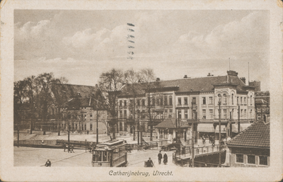 865019 Gezicht op de Catharijnebrug over de Stadsbuitengracht te Utrecht, met op de achtergrond enkele panden aan de ...